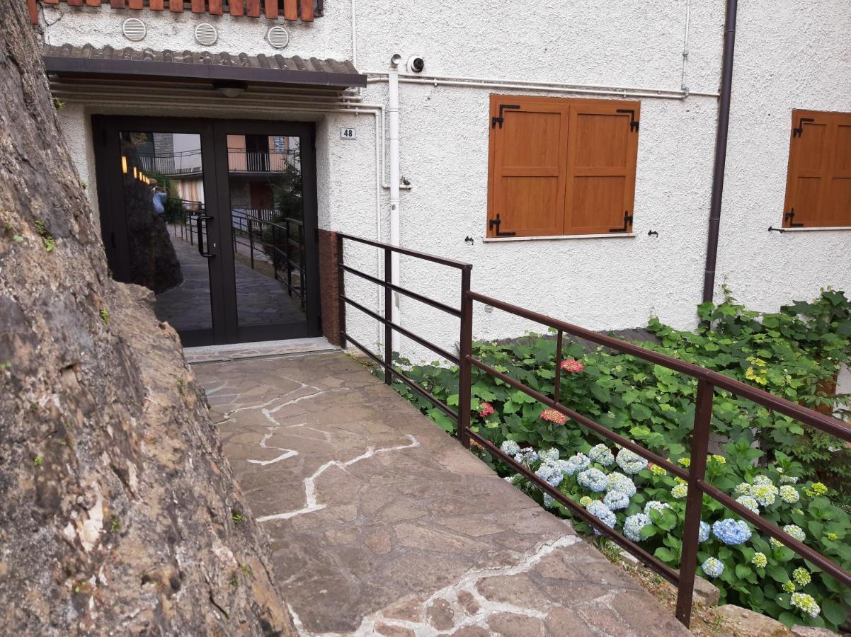 Bilocale A Piazza Brembana Apartment Bagian luar foto